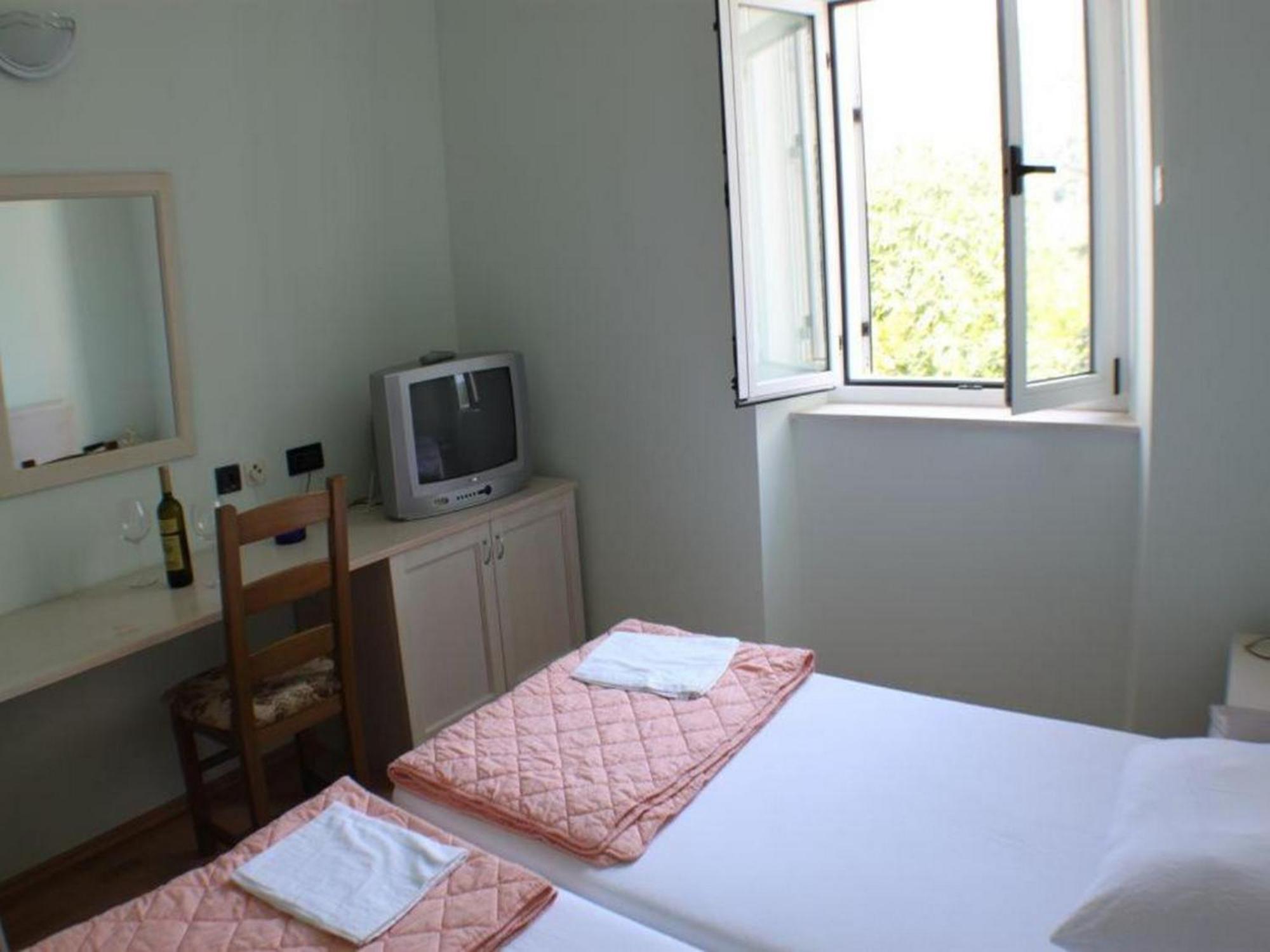 Guesthouse Aurora Трпань Екстер'єр фото